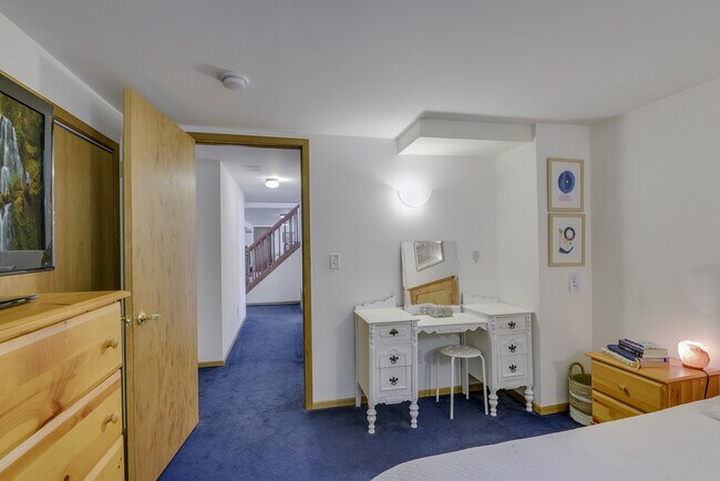 Building Photo - 2114 Grand Ave S
