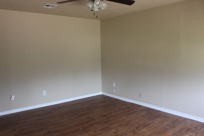 Building Photo - Pet friendly!!