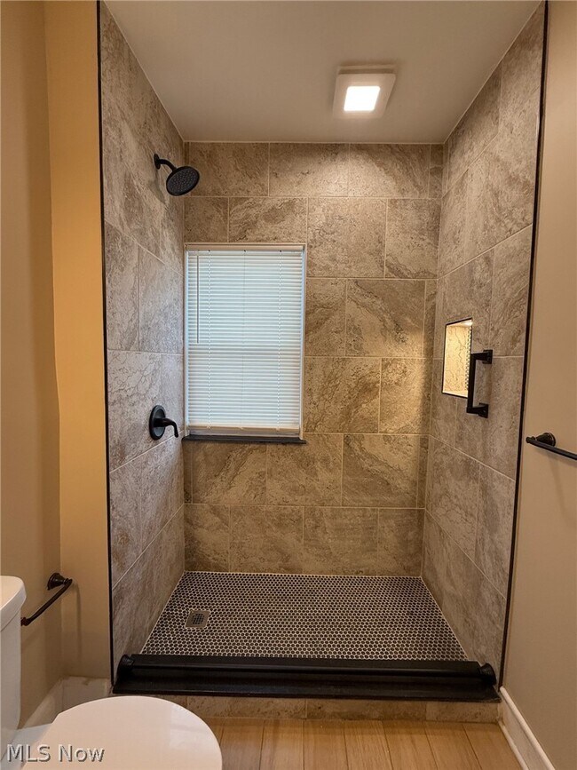 Building Photo - 14208 Kingsford Ave