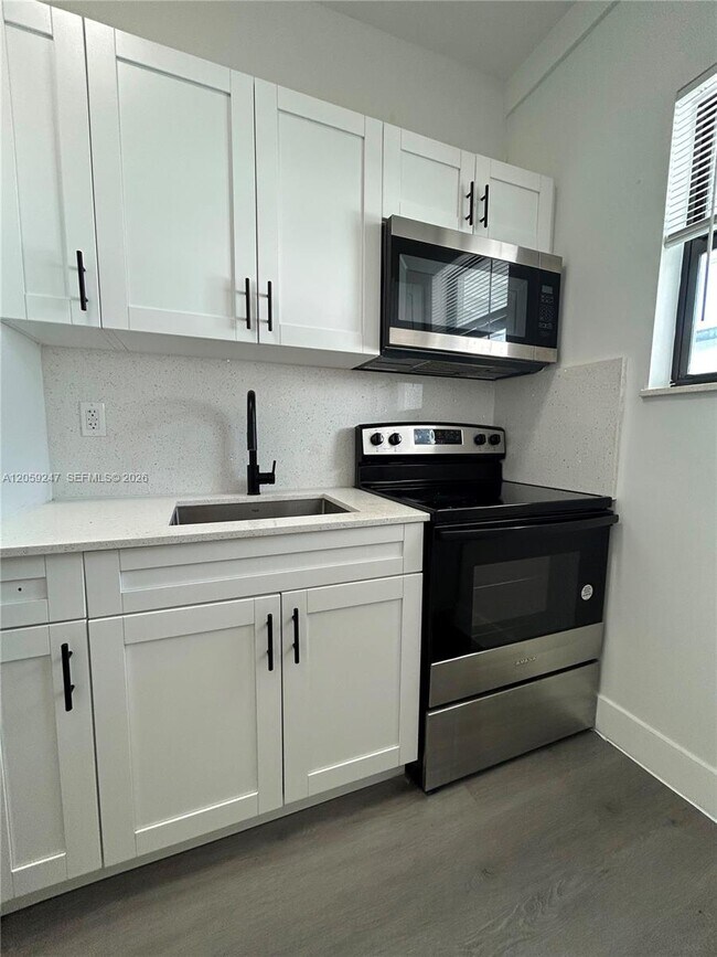 Building Photo - 638 SW 21st Ave