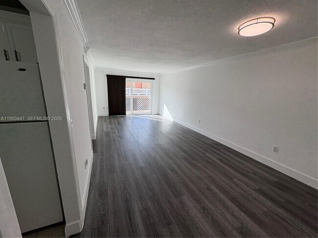 Building Photo - 633 S Royal Poinciana Blvd