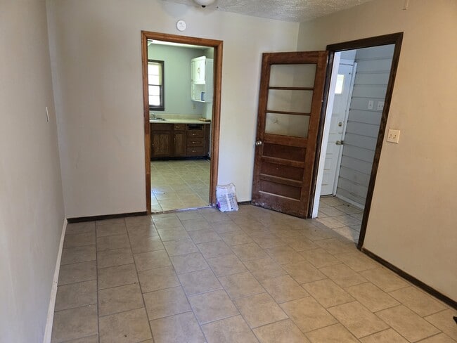 Building Photo - 402 Artmus St