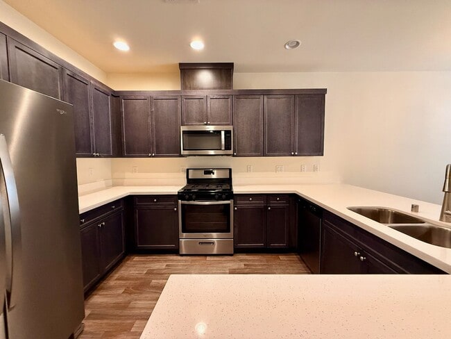 Building Photo - 3 BED 2.5 BATH 2 CAR GARAGE TOWNHOUSE w/ P...
