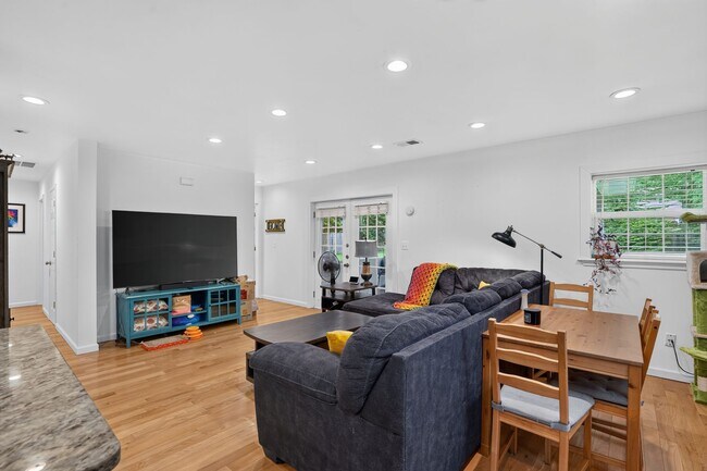 Building Photo - 4725 Springbrook Dr