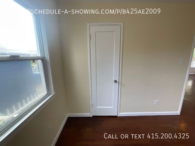 Building Photo - 962 Hall St