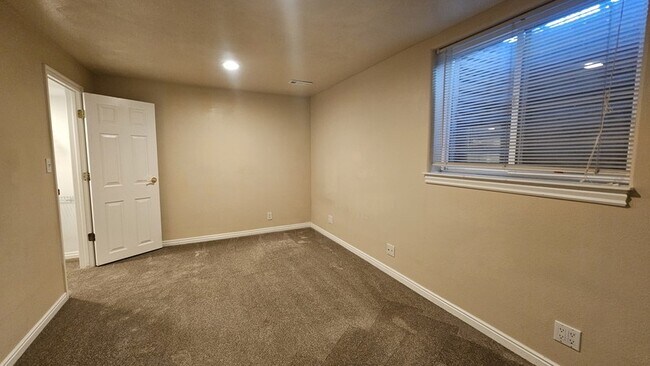 Building Photo - 512 E 5900 S