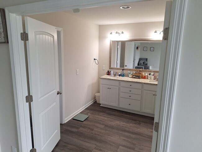 Building Photo - Magnificent Five Bedroom Home in Elgin SC!