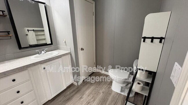 Building Photo - 712 Choo Choo Ln