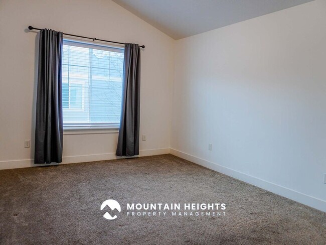 Building Photo - 824 Newfield Dr