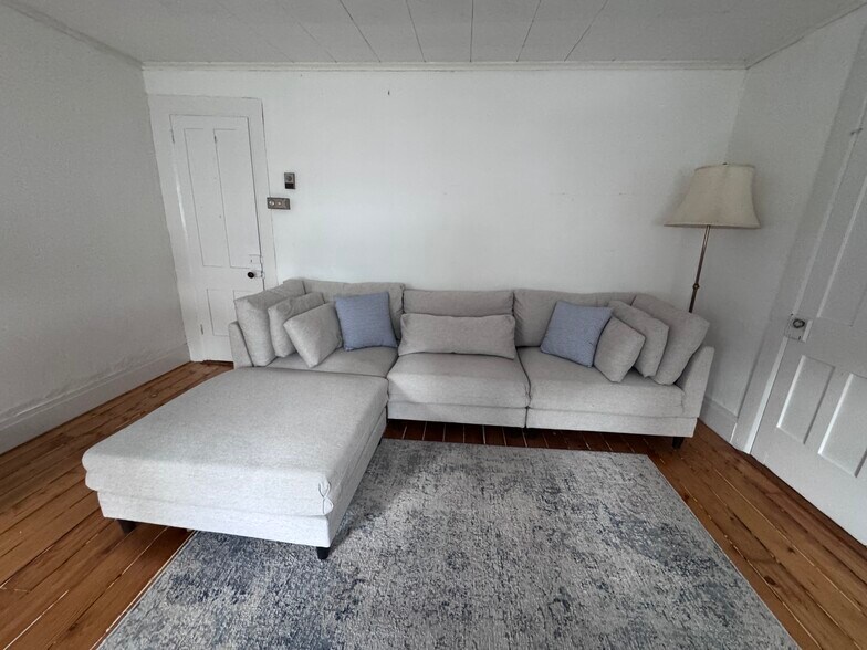 Livingroom - 38 Broad St
