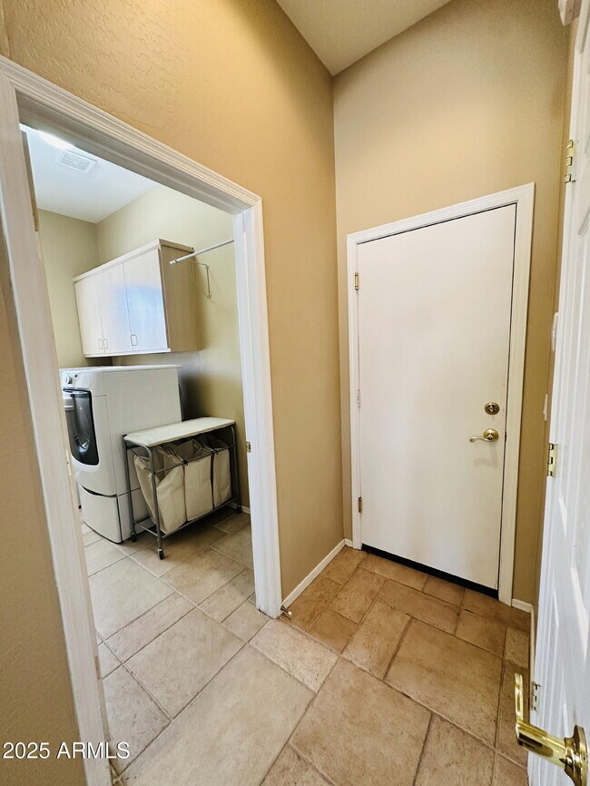 Building Photo - 2720 E Hazeltine Way