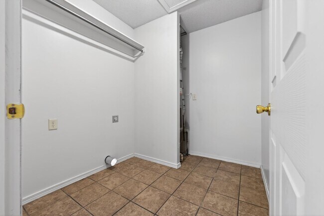 Building Photo - 4329-4337 S Elizabeth