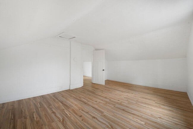 Building Photo - New Listing! 2 bed 1 bath **2ND MONTH RENT...