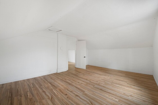 Building Photo - New Listing! 2 bed 1 bath