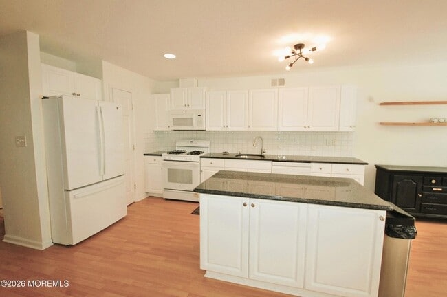 Building Photo - 574 Beachway Ave