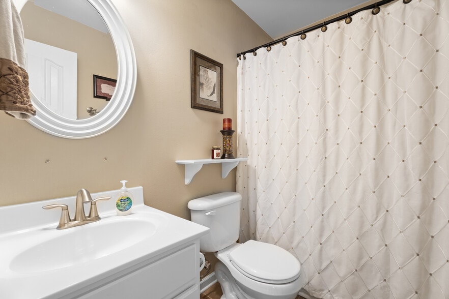 upstairs bathroom - 753 Twickenham Ln