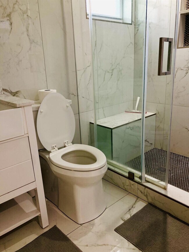 Building Photo - 2640 NE 10th Terrace