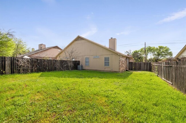 Building Photo - 6002 Parkwood Dr