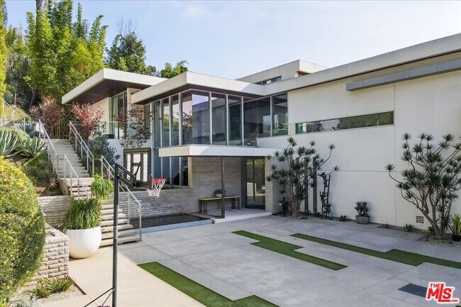 Building Photo - 1232 Sunset Plaza Dr