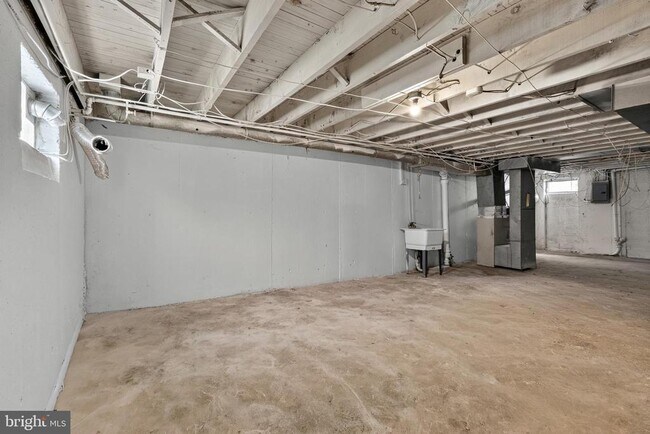 Building Photo - 153 W 21st St