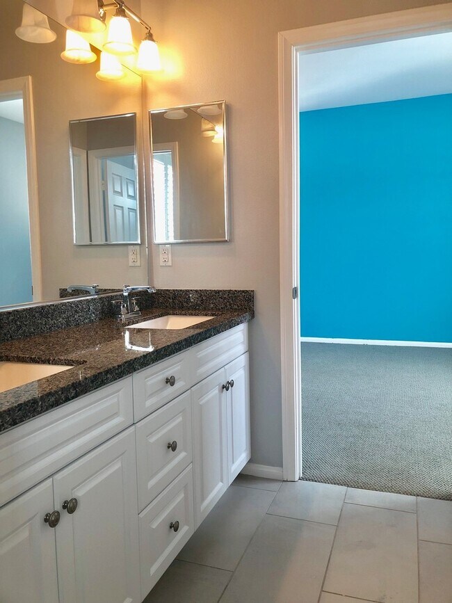 Building Photo - Beautiful East Ventura Home- Enclave Community