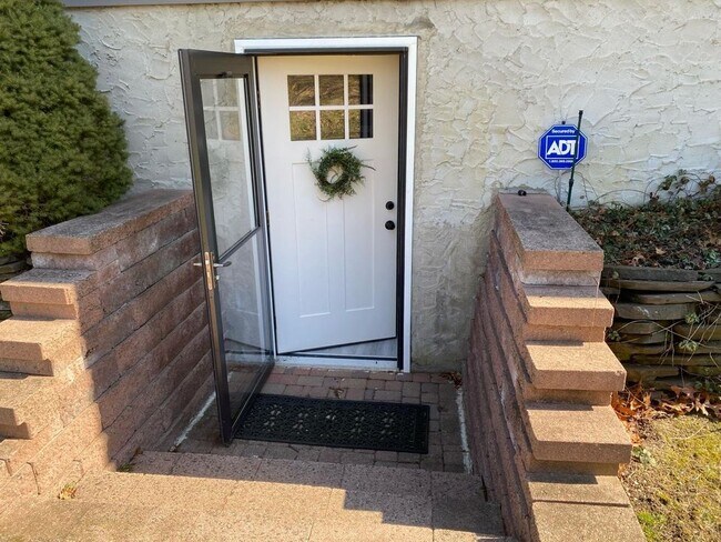 Building Photo - 55 Clover Ave