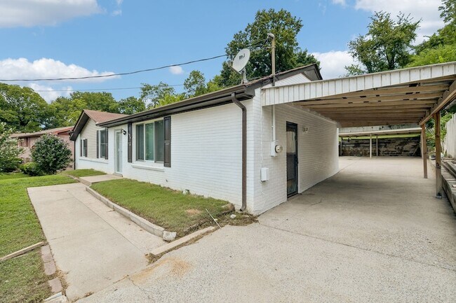 Building Photo - 124 Denise Dr