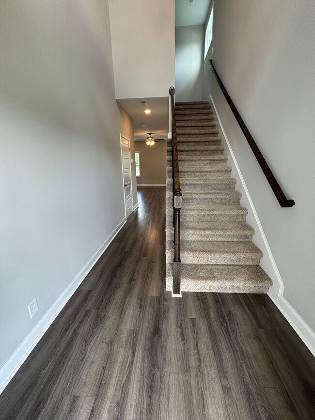 Building Photo - 4 Bedroom 2 1/2 Bath Pet Friendly Home For Rent Near Post!