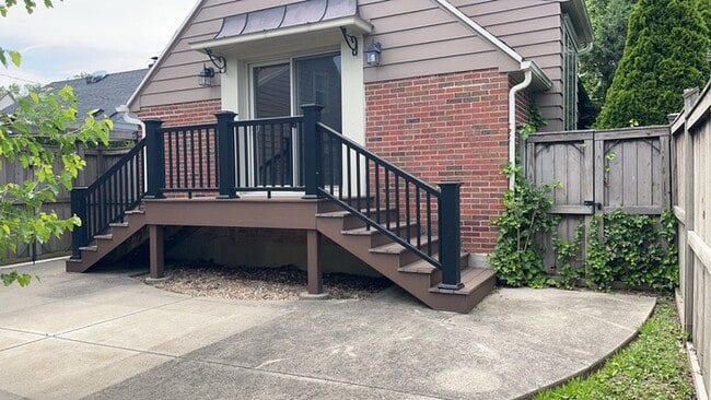 Building Photo - 2400 Hillview Ave