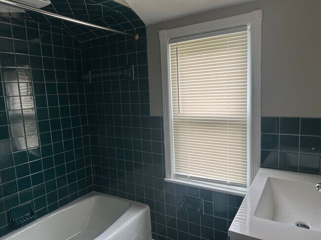 Building Photo - Single family for rent