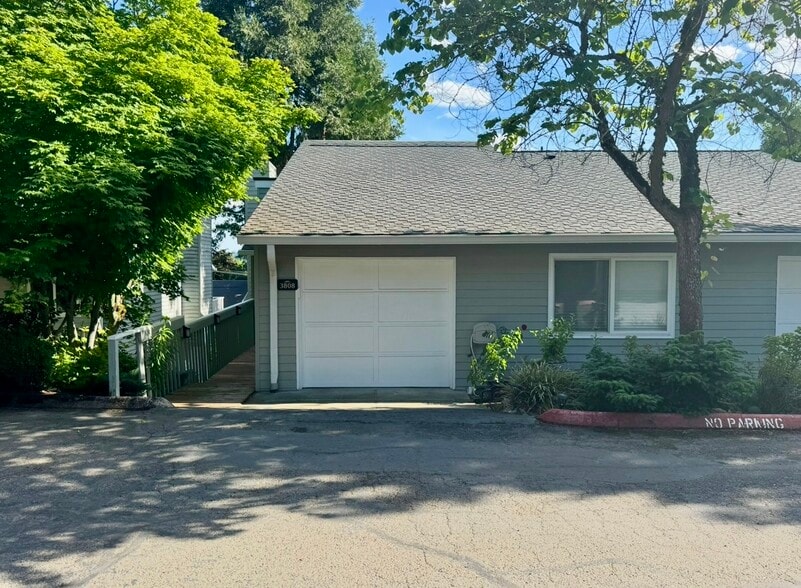 Primary Photo - 3808 Botticelli St