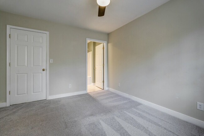 Building Photo - Prime UVA Location – 3BR/2.5BA Duplex Near UVA & Hospital