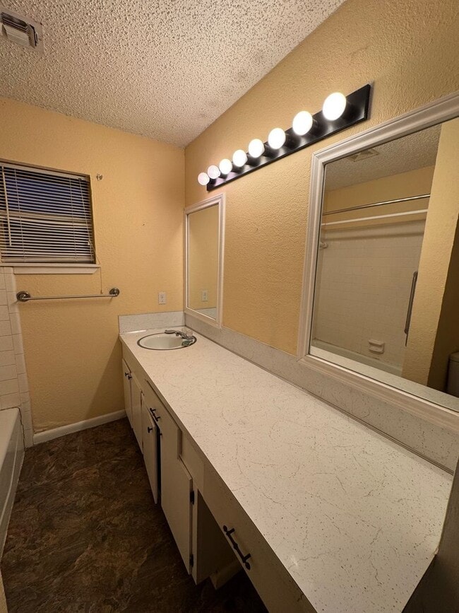 Building Photo - Spacious Speegleville Home