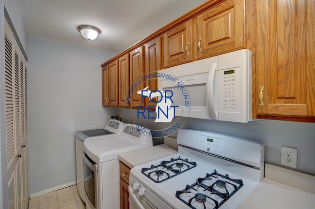 Building Photo - 9435 N Parkwood Dr