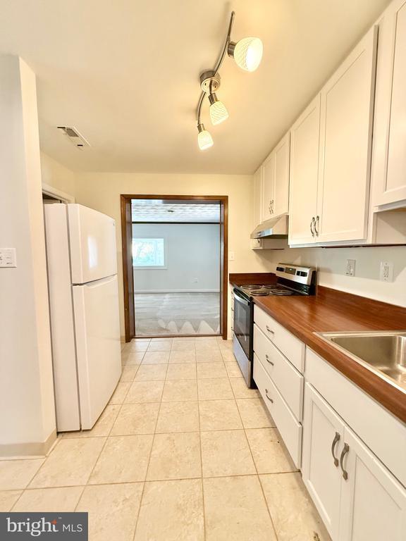 Building Photo - 6219 Yellowstone Dr