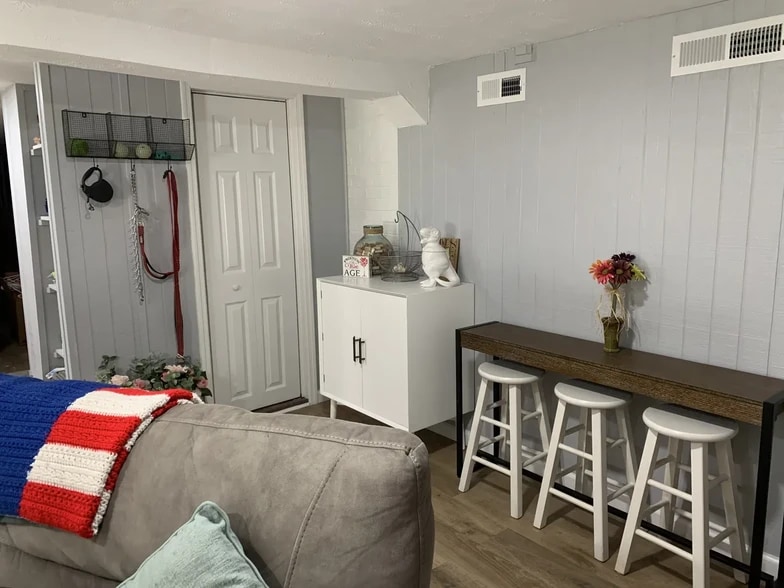 Building Photo - 440 N May St