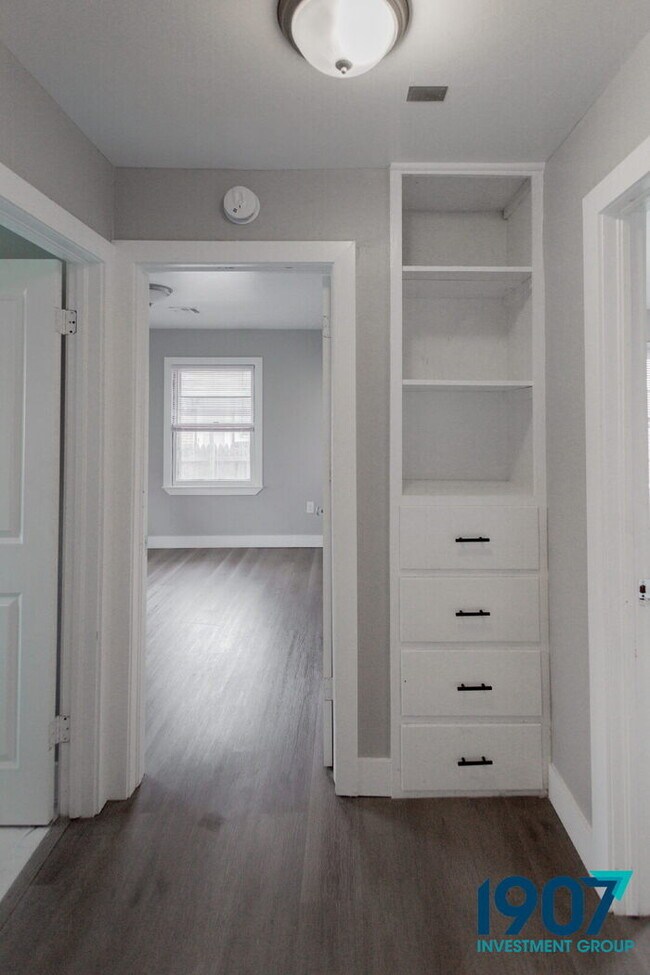 Building Photo - Completely Updated 3-Bed, 2-Bath Home in O...