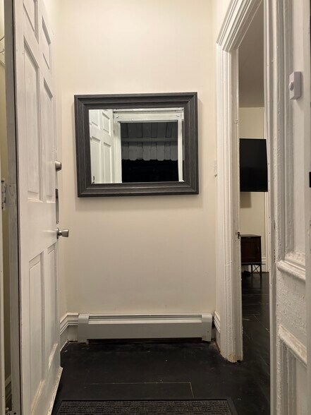 View entering private front entrance - 813 19th St