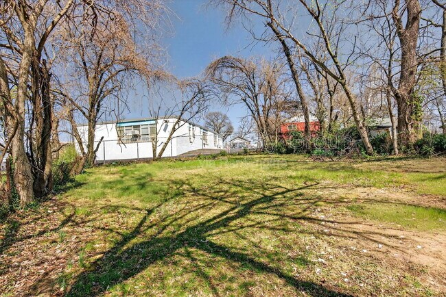 Building Photo - 8921 Higginson Ave