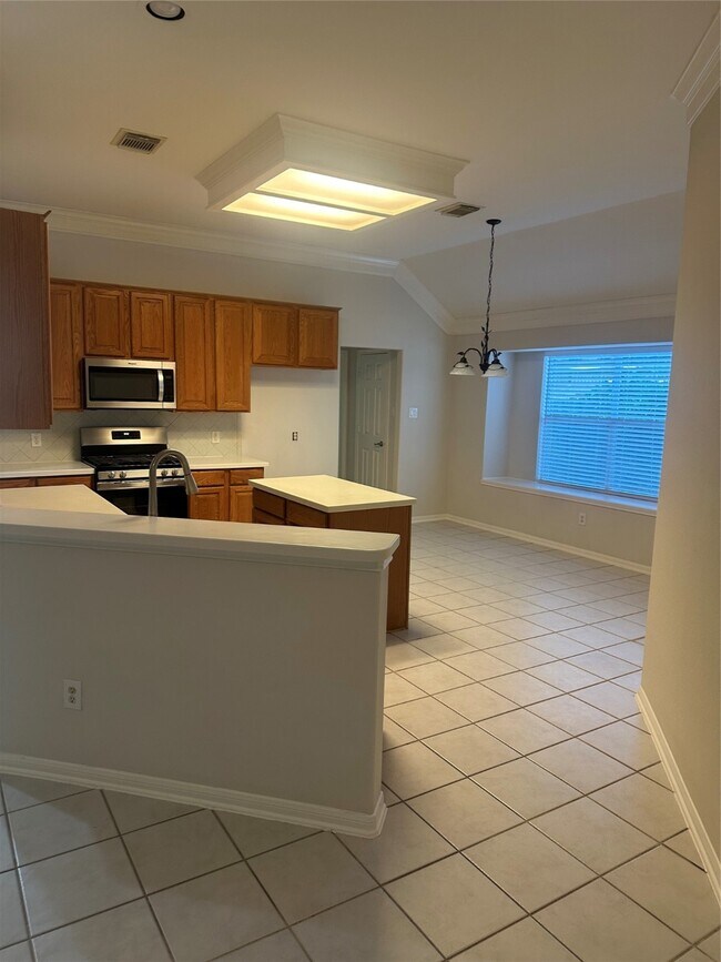 Building Photo - 15915 Clear Pointe Dr