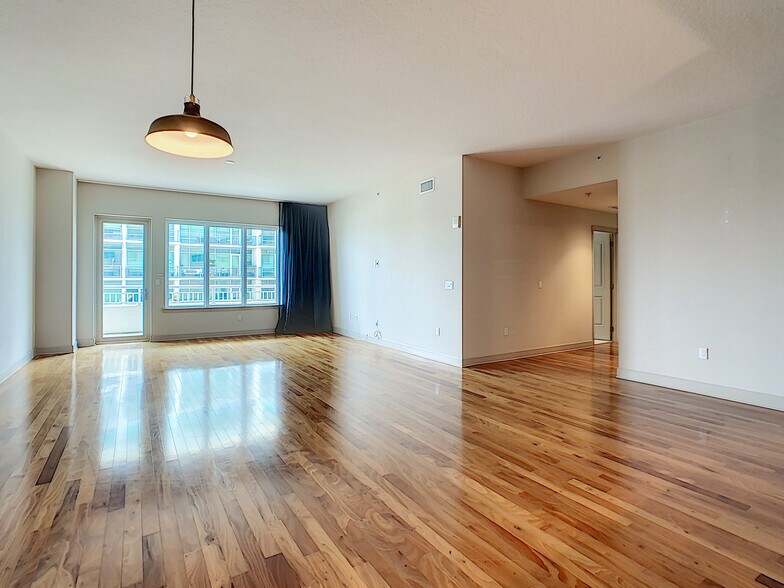 Building Photo - 100 S Eola Dr