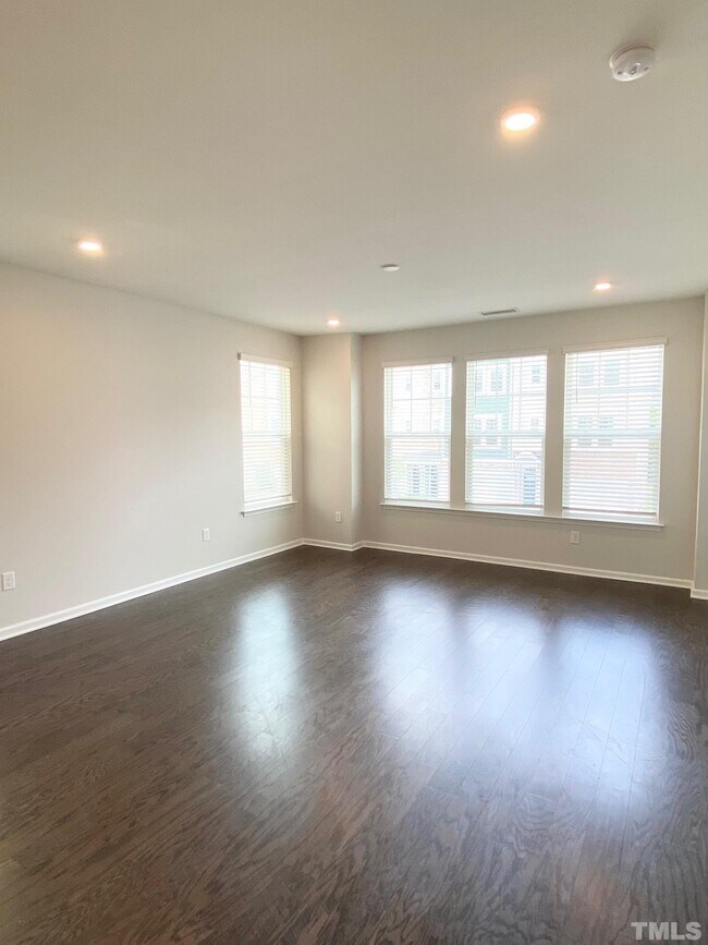 Building Photo - 1046 Commack Dr