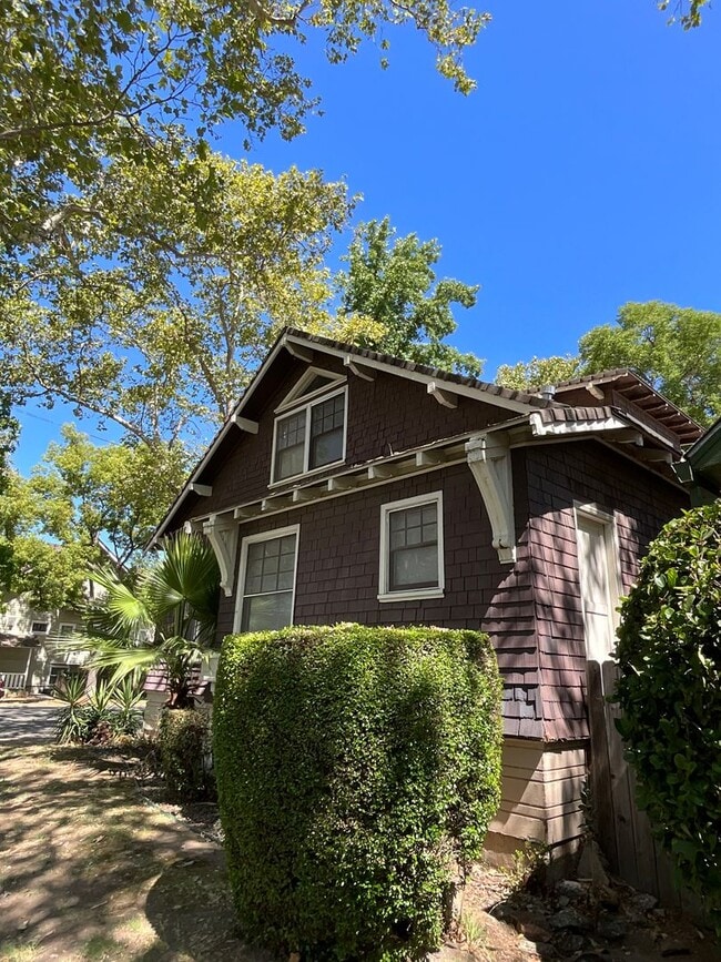 Building Photo - SPACIOUS ONE BEDROOM IN MIDTOWN!!