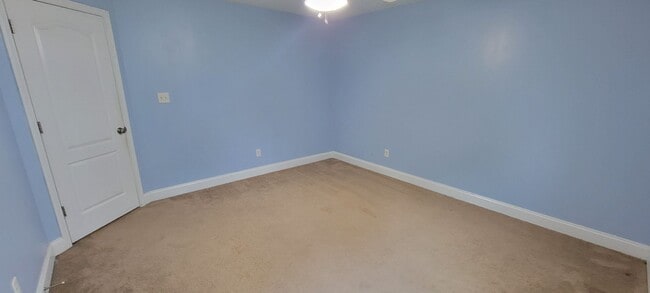 Building Photo - 4 bedroom 2.5 bathroom Home in Maidstone Park