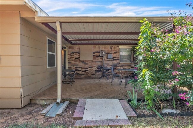 Building Photo - Lawn Care Included! 3 bed, 2 bath, 2 livings