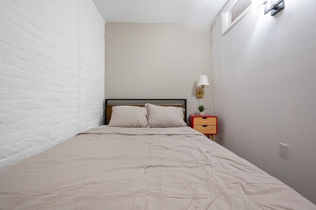 Building Photo - 309 W 28th St