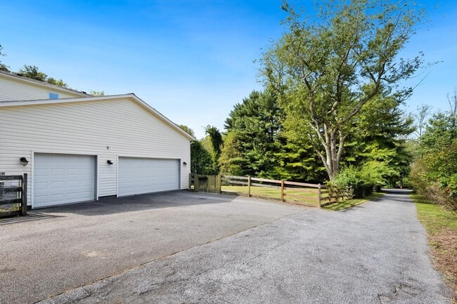 Building Photo - 445 Springvale Rd