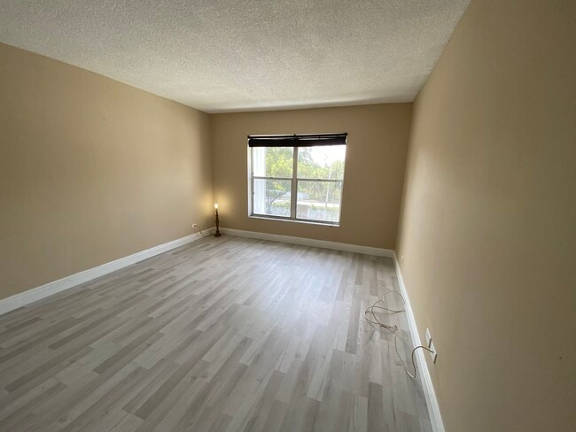 Building Photo - 3660 Inverrary Dr