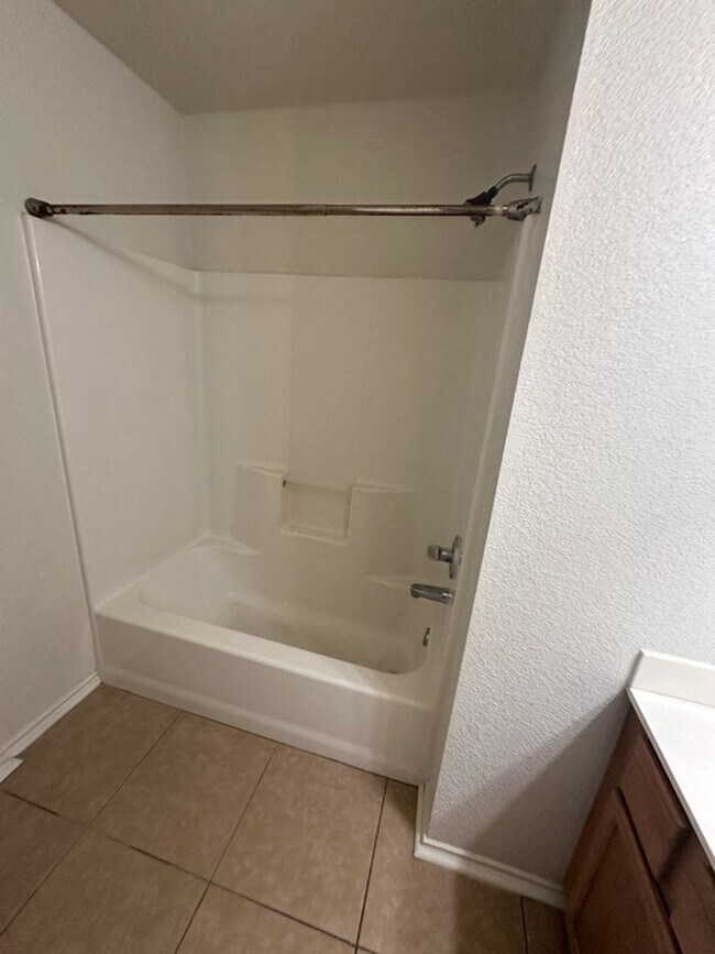 Building Photo - AVAILABLE NOW !