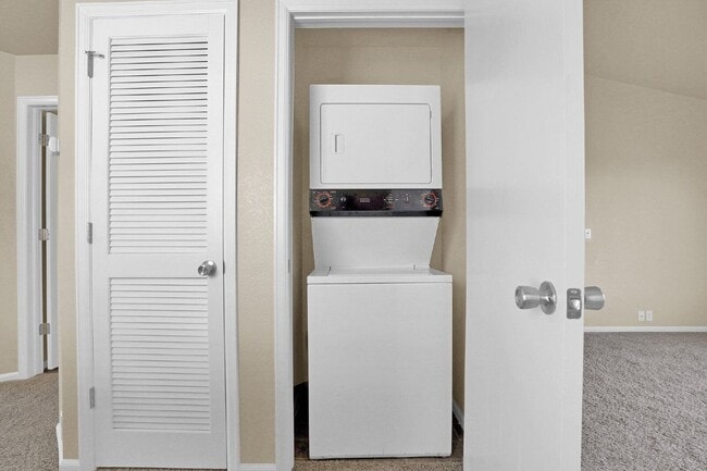 Building Photo - 2424 St Paul Dr